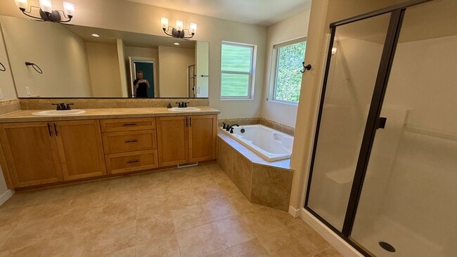 Building Photo - Beautiful 4-Bedroom Home for Lease in the ...