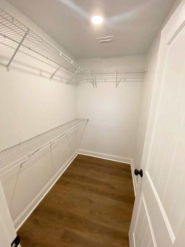Building Photo - 4 bedrooms, 2 baths in Hahira/North Lownde...