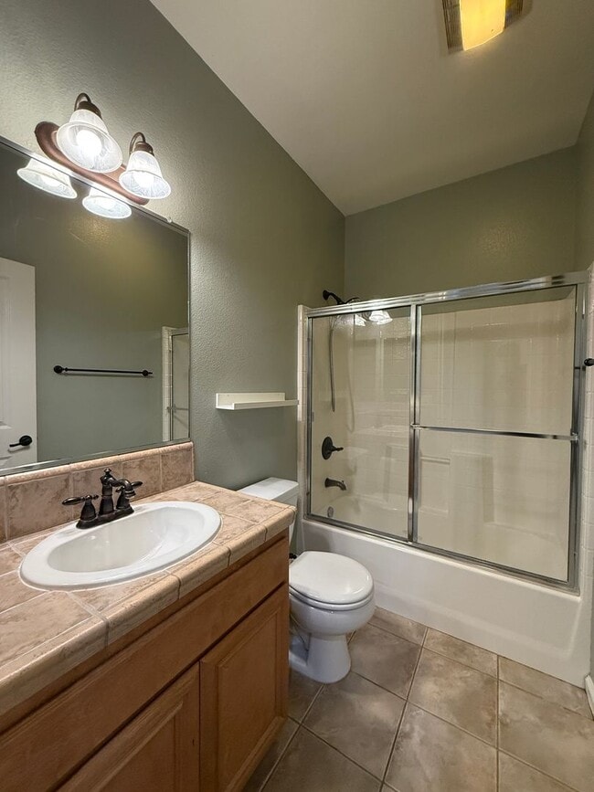 Building Photo - Beautiful Large Two Story Home is Centrall...