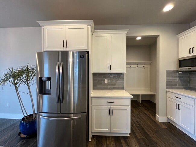 Building Photo - Beautiful and Newer 4 Bedroom 2.5 Bathroom Craftsman attached House close to the Columbia River! ...