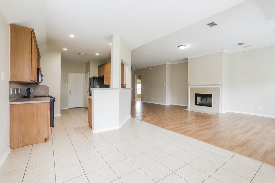 Building Photo - 2011 Pinecreek Pass Ln