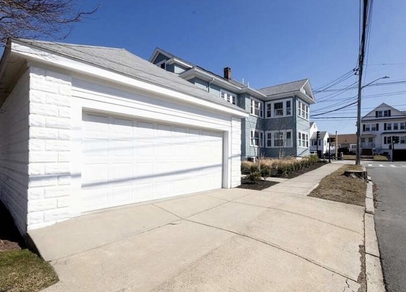 Building Photo - 168 Forest St
