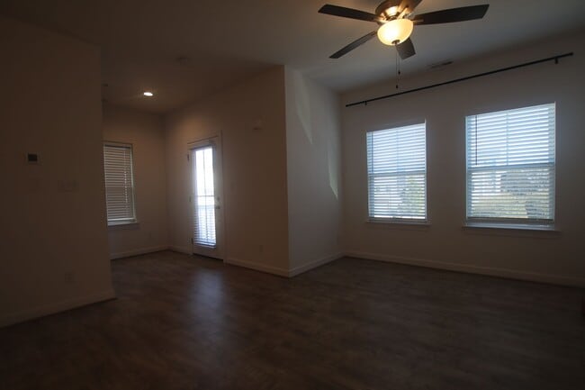 Building Photo - Contemporary 4bd/3.5ba in excellent location