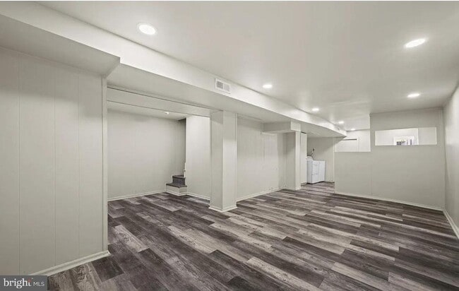 Building Photo - 3030 Windsor Ave