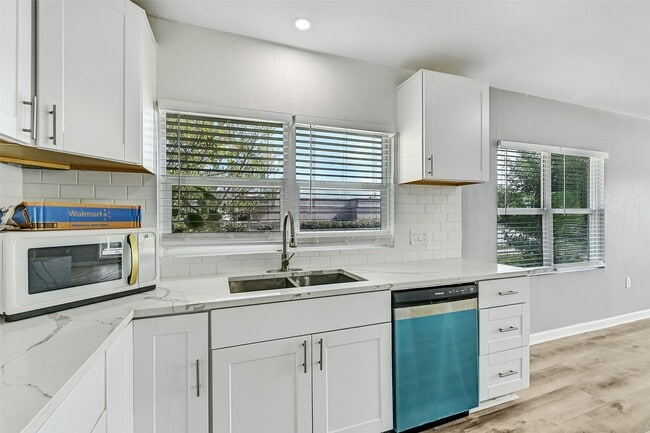 Building Photo - 2328 Wimcrest St