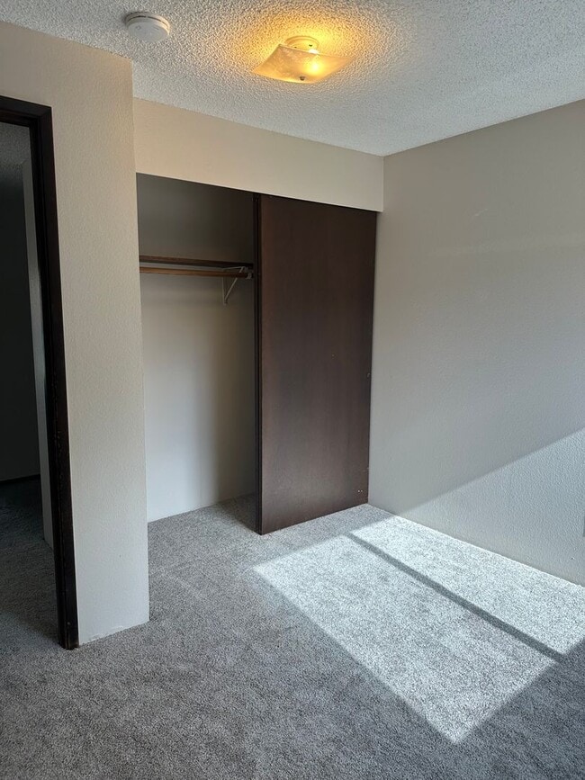 Building Photo - Classic 2 Bedroom 2 Bath Condo near Lakewa...