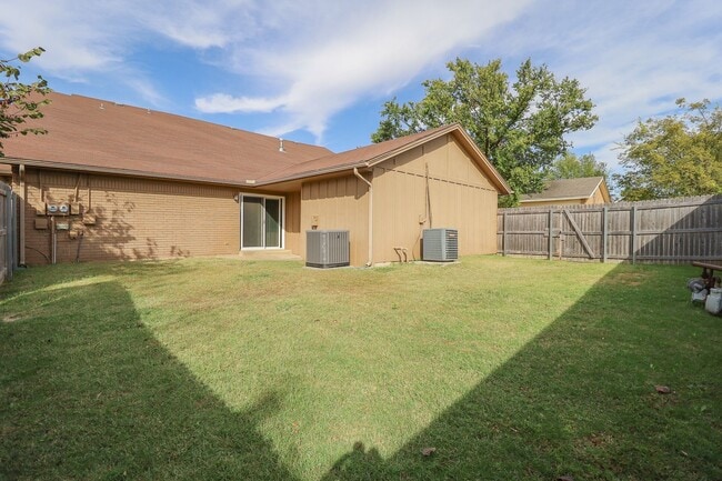 Building Photo - Updated Move In Ready 3-Bedroom Home, Grea...