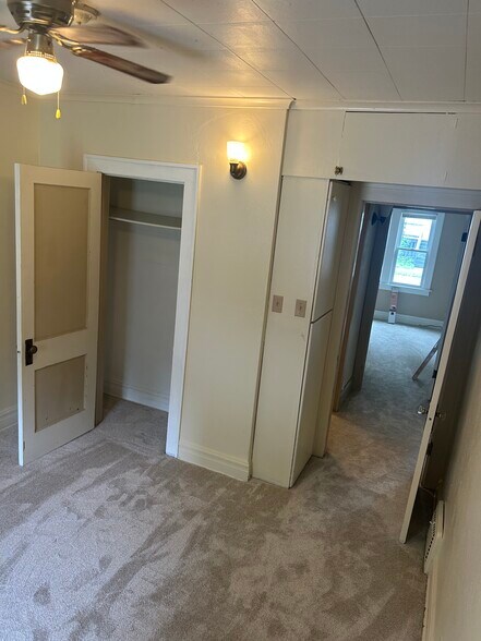 Building Photo - 3041 S Hanson Ave