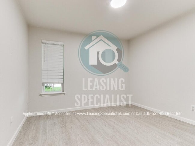 Building Photo - Adorable Norman 3 Bed 1.5 Bath House!