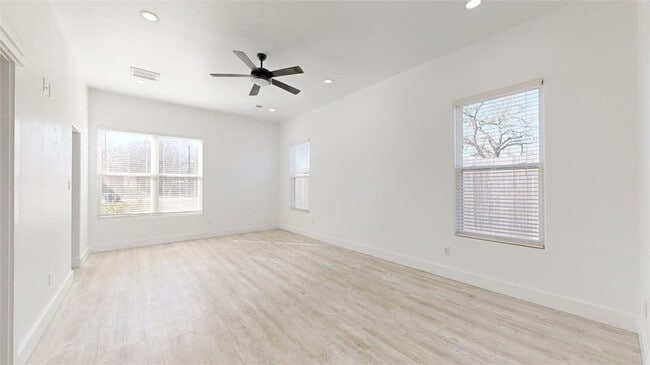 Building Photo - 4867 N Oakland Ln