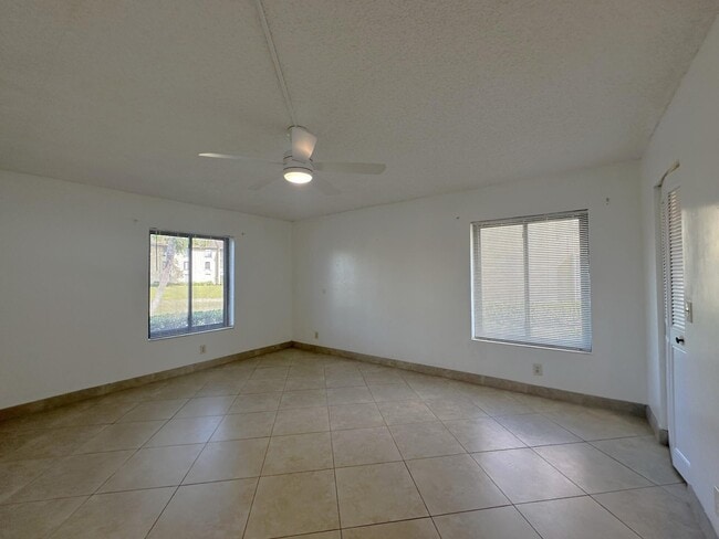 Building Photo - 723 Sunny Pine Way