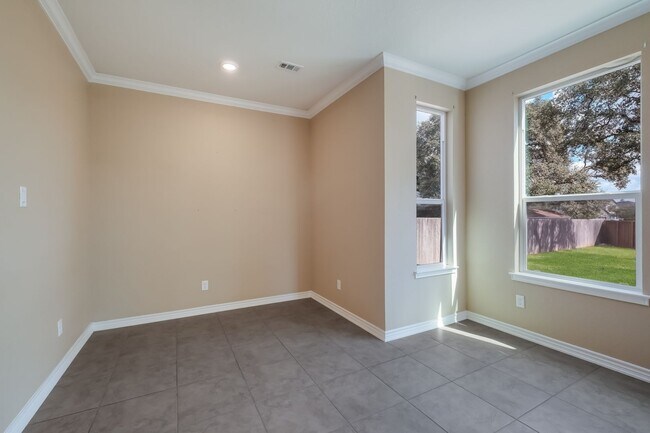 Building Photo - APPLICATION RECEIVED        4 Bedroom 2.5 Bath Ready for Move-in