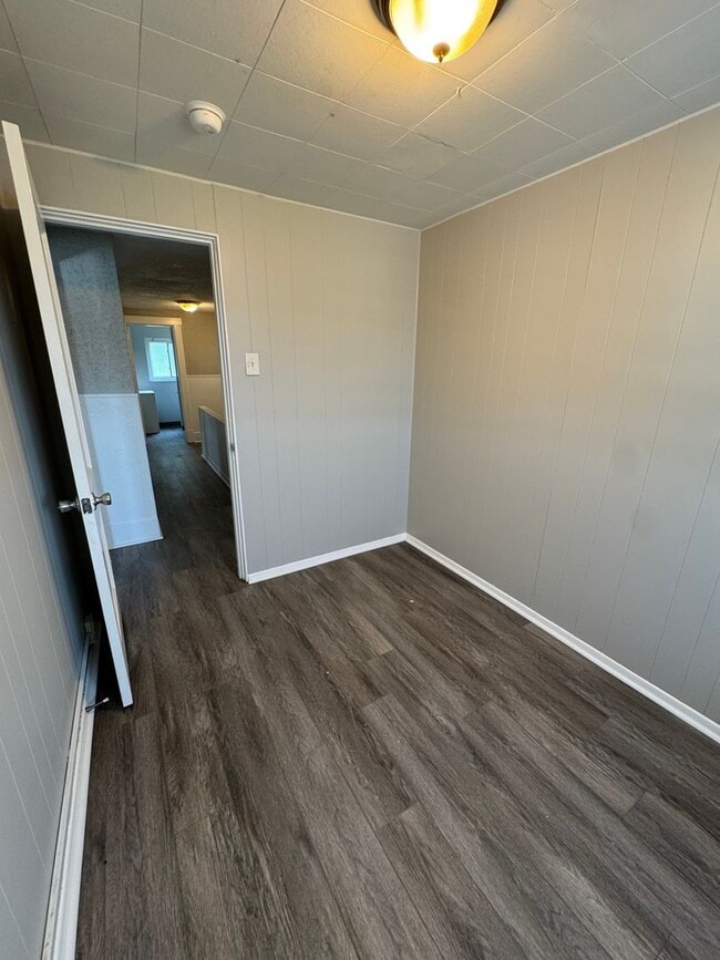Building Photo - 4 Bedroom 2 Bath in Mckees Rocks!