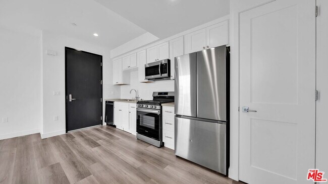 Building Photo - 667 Wilton Pl