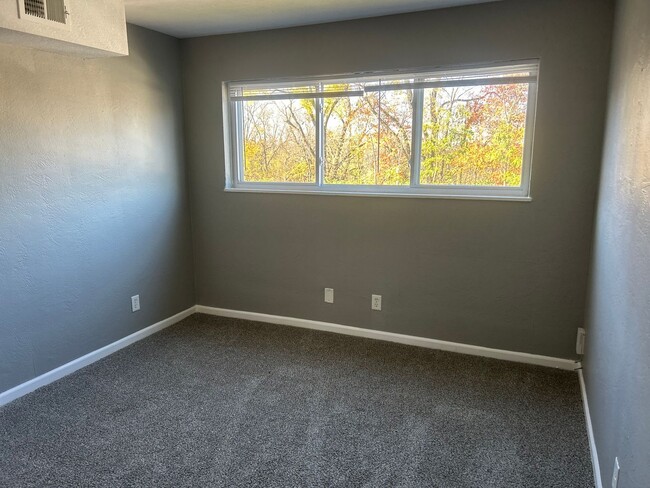 Building Photo - Forest Court Apartment Homes