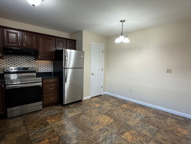 Building Photo - Immaculate Stonewall Heights Townhome!