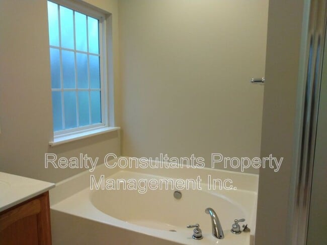 Building Photo - 7106 Holly Glen Ct