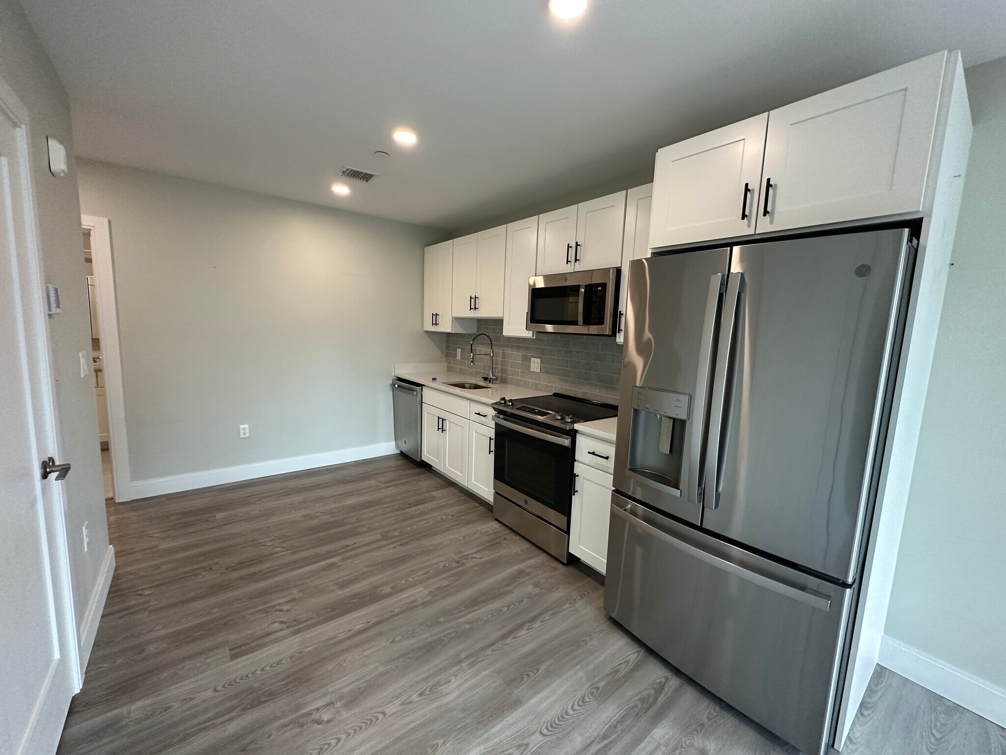 Building Photo - 206 Old Colony Ave