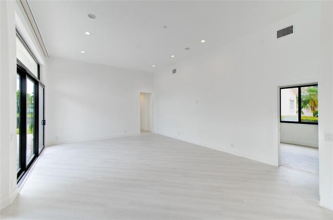 Building Photo - 2550 Jardin Terrace