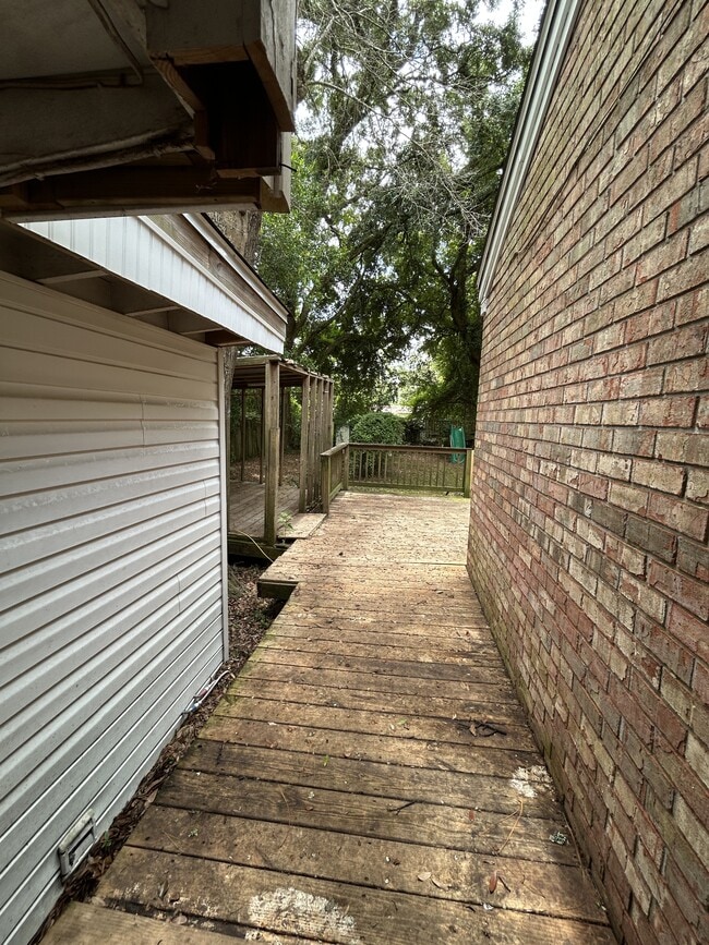 Building Photo - 303 Ariola Ave
