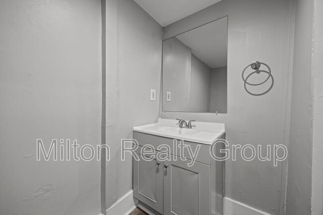 Building Photo - 210 S Elm Ave