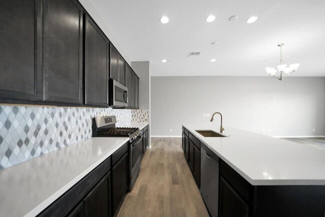 Building Photo - LUXURY TOWNHOME IN PNORTERRA WITH COMMUNIT...