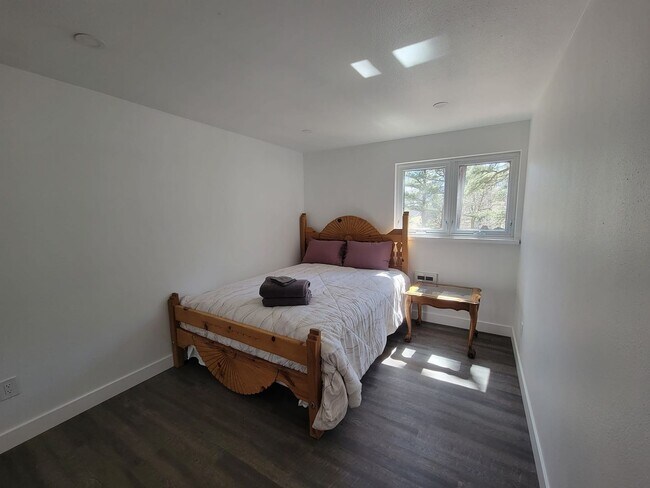 Building Photo - Spacious 4-bedroom + study home; Includes Hot tub and Pool Table - Avail. Now!