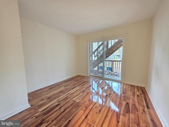 Building Photo - 13 Sailors Way