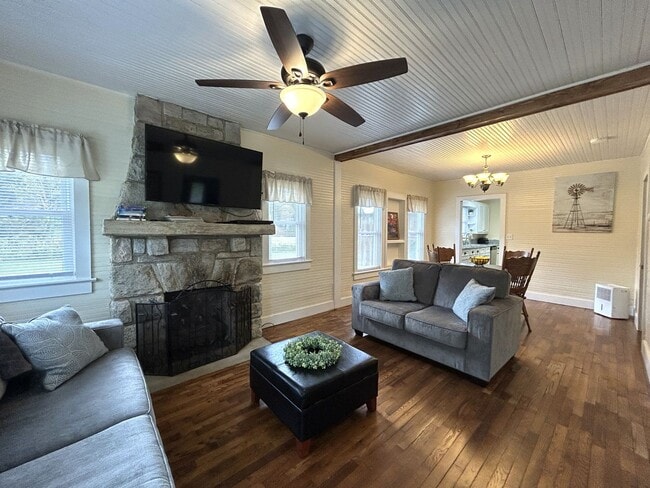 Building Photo - Vintage Charm. Timeless Vibe. Modern Comfort.