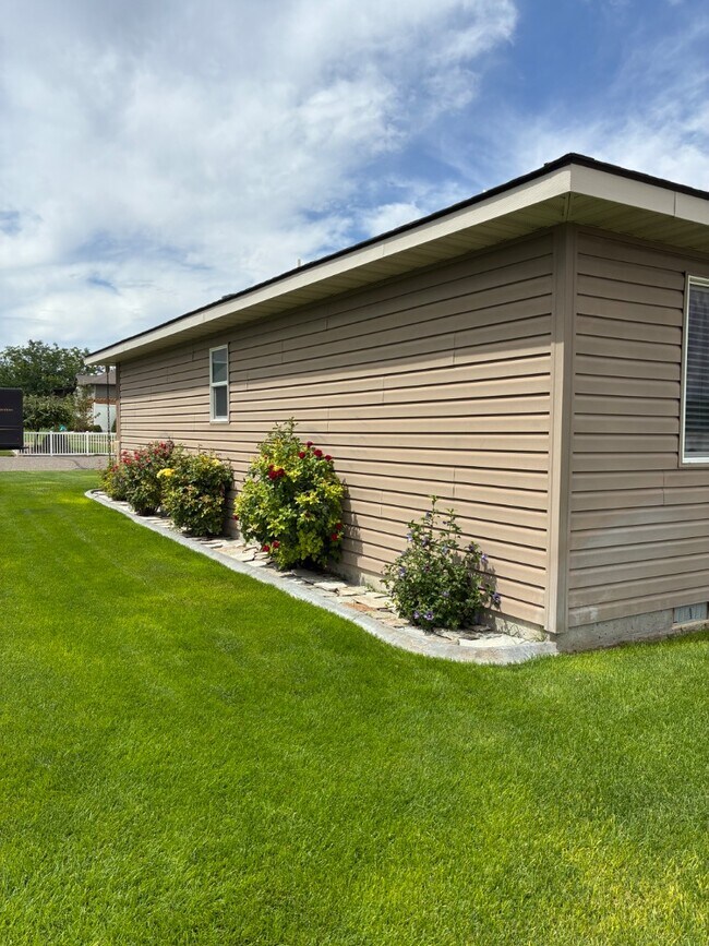Building Photo - 234 Greenbrier Dr