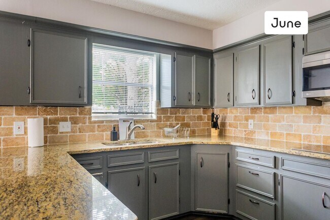 Building Photo - ROOM ONLY in 4-bed/2.0-bath Home