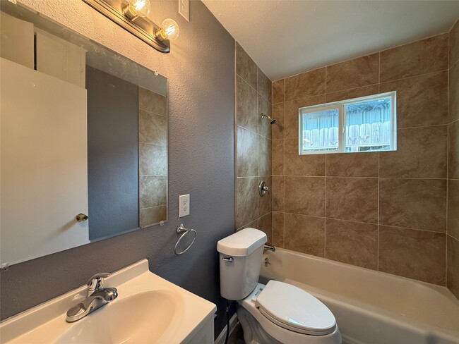 Building Photo - 8010 Roswell St