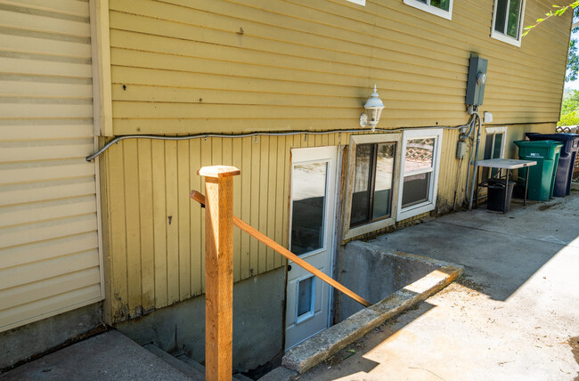 Building Photo - 1137 E Webster Dr