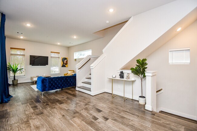 Building Photo - 5811 Fairdale Ln