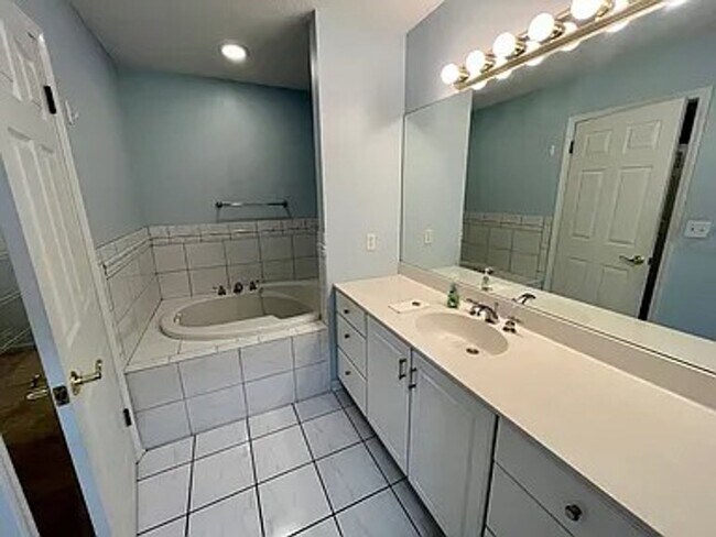 Building Photo - 4-bedroom 3 bath home in Saint joseph