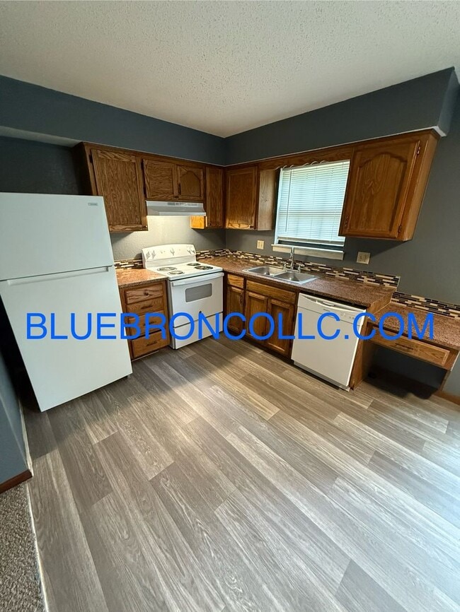 Building Photo - New flooring and fresh paint in this spaci...