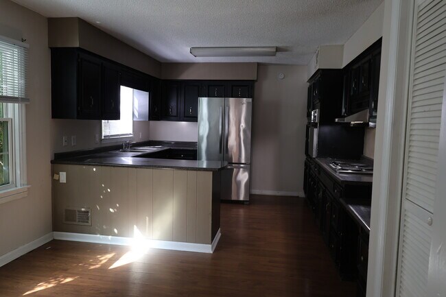 Building Photo - 214 Oakleaf Dr