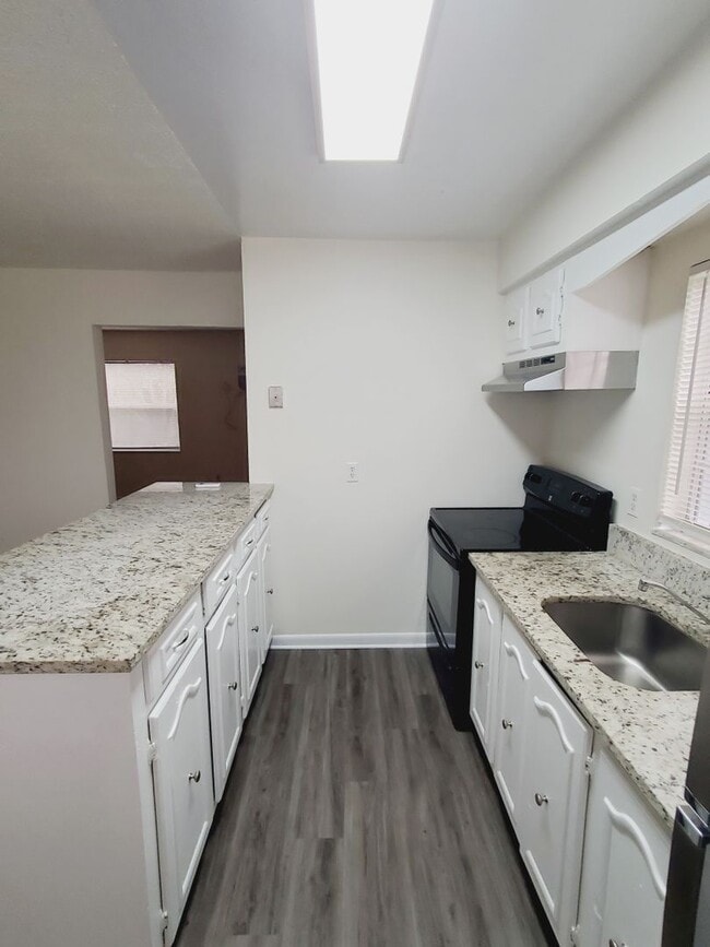 Building Photo - Updated One Bedroom, One Bath Apartment - ...