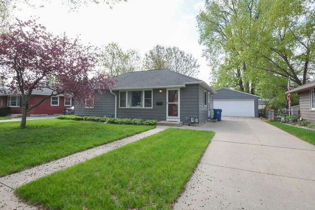 Building Photo - Charming SW Rochester home with fenced yard!