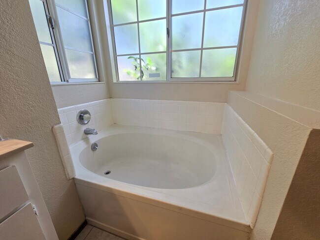 Building Photo - Large 4 bed/2.5 bath home with vaulted cei...