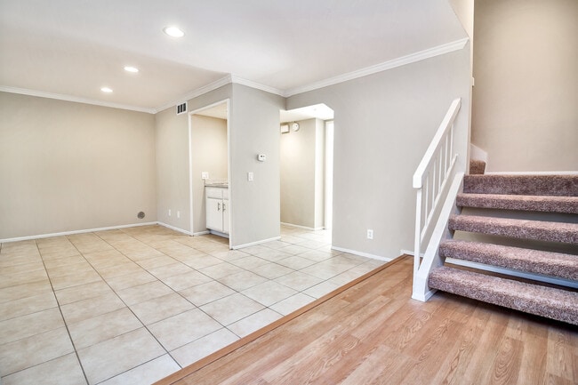 Building Photo - Live by the Lakeside -  Upgraded Spacious TOWNHOME in Lakeside Park