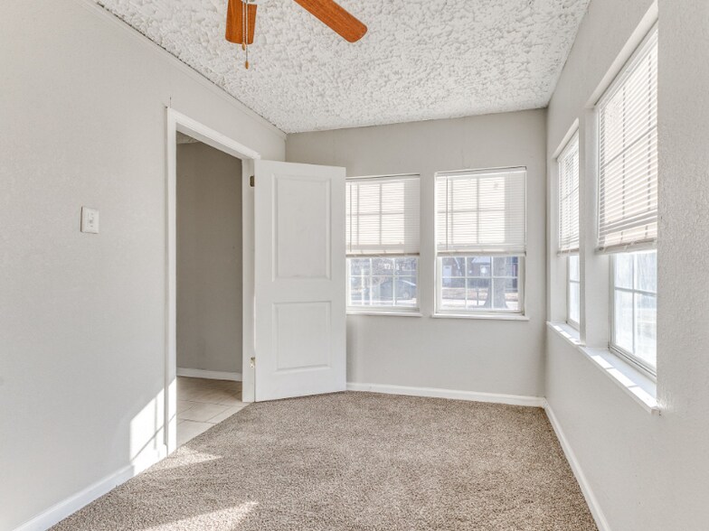 Building Photo - 1127 East 26th Pl N