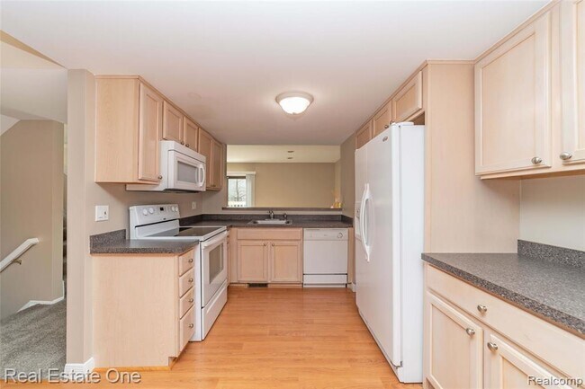 Building Photo - 5652 Drake Hollow Dr E