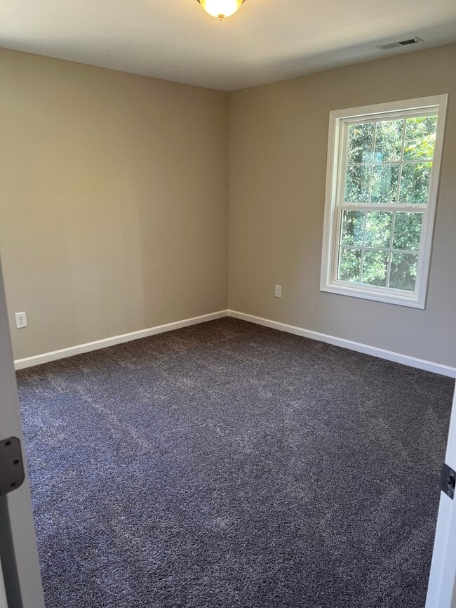 Building Photo - 513 E Mills Dr