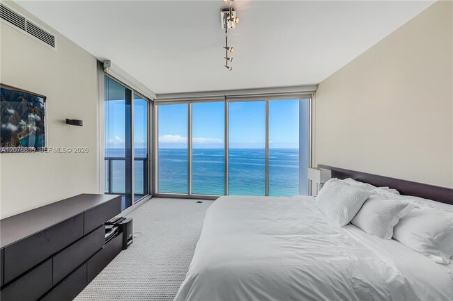 Building Photo - 17001 Collins Ave