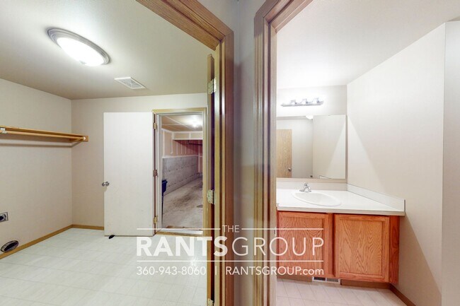 Building Photo - Great Location!  Quiet Neighborhood!