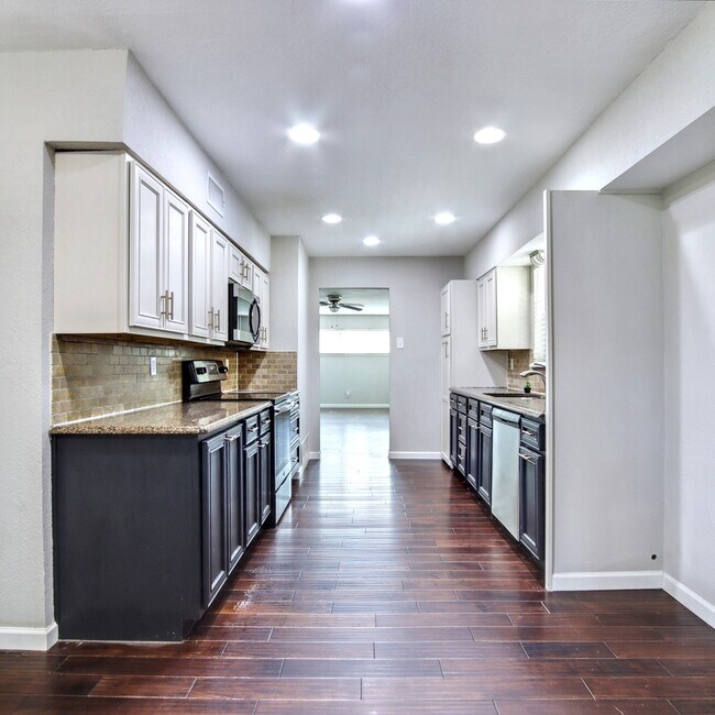 Building Photo - 1520 Sunnybrook Dr