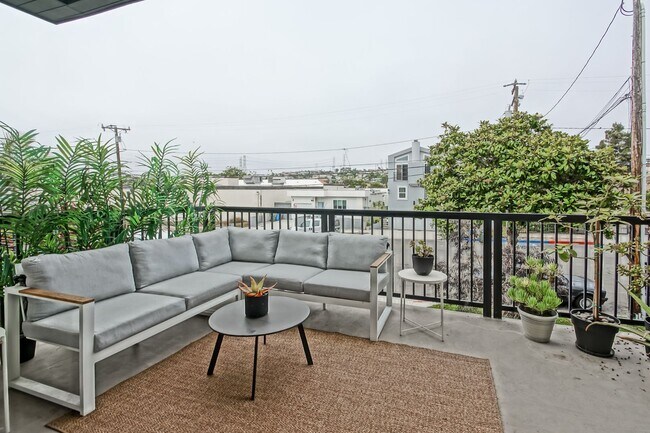 Building Photo - Custom, Modern & Spacious Tri-Level Home w...