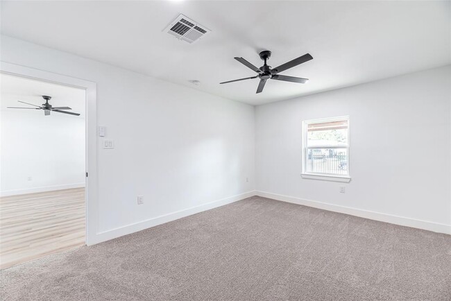 Building Photo - 8658 Sonneville Dr