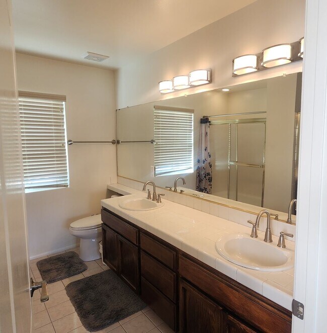 Building Photo - Amazing 2 story 4 bedroom home in Simi Val...